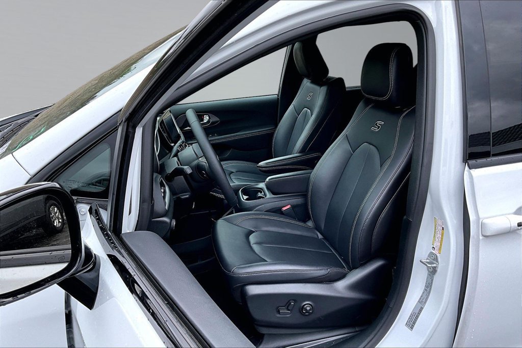 Certified 2026 Chrysler Pacifica Select w/ S Appearance Package FWD image 3