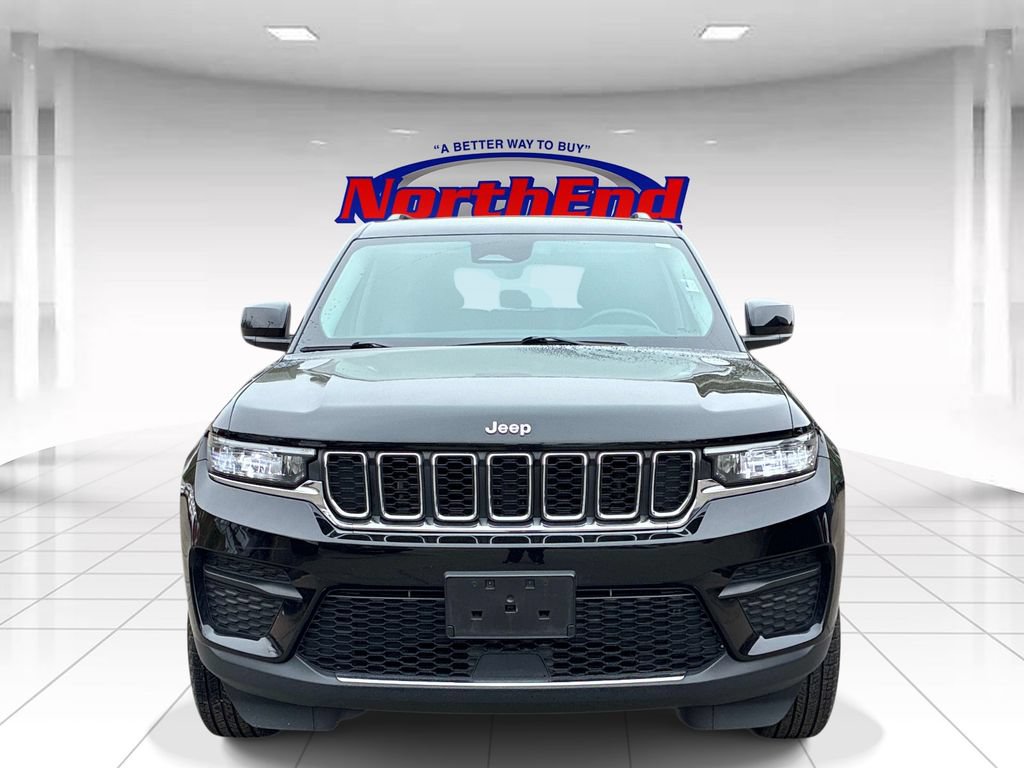 Used 2022 Jeep Grand Cherokee Laredo w/ Luxury Tech Group I AWD/4WD image 2