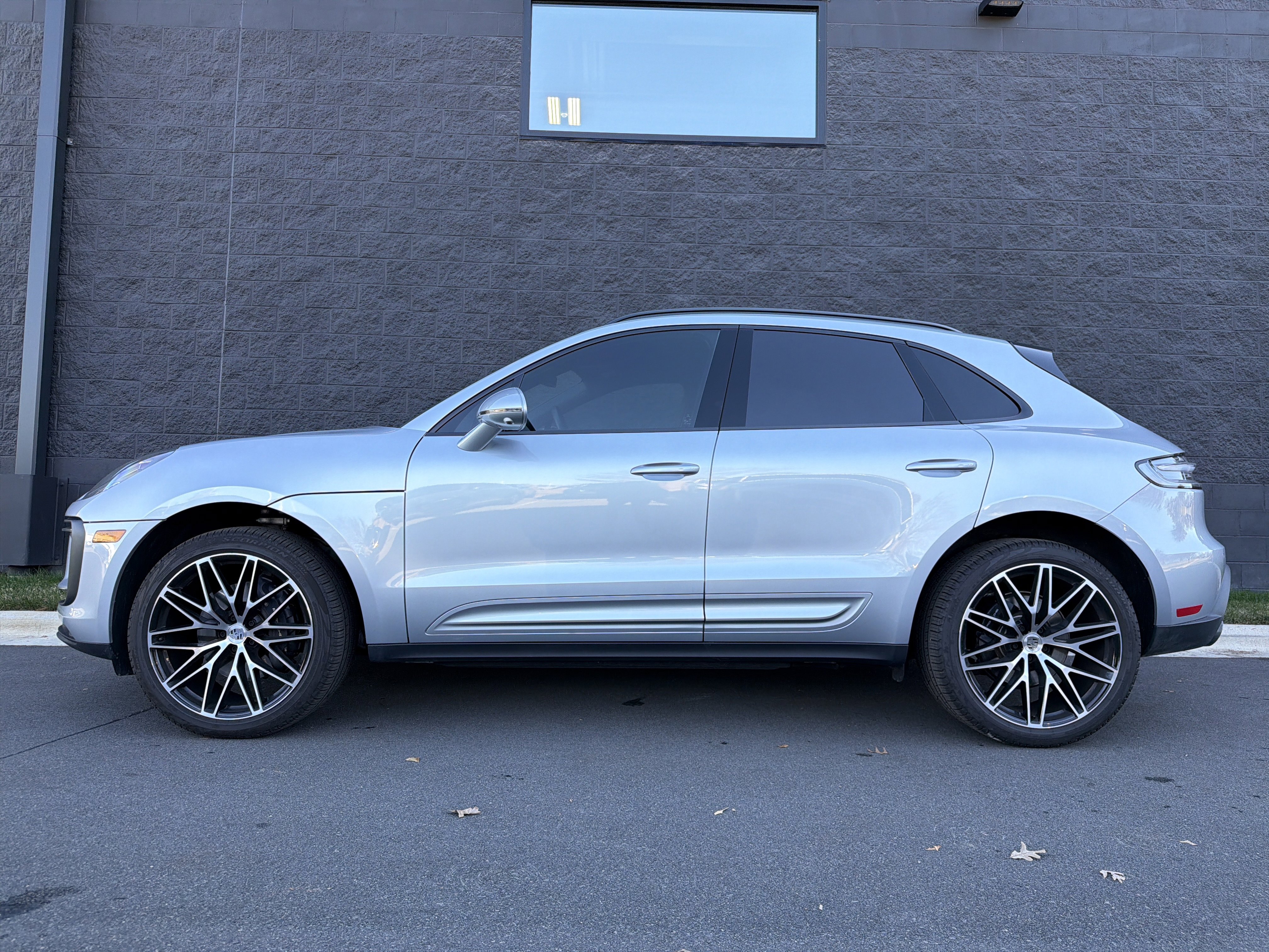 Certified 2025 Porsche Macan image 2