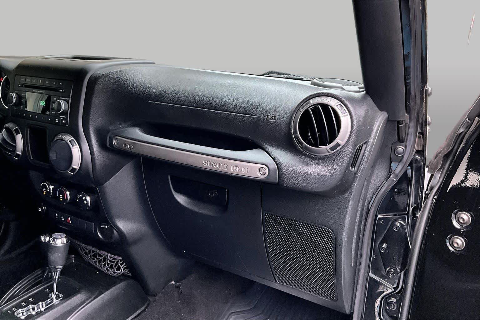 Used 2017 Jeep Wrangler Unlimited Sport w/ Connectivity Group AWD/4WD image 18