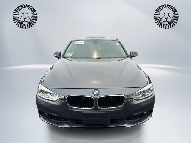 Used 2018 BMW 320i xDrive Sedan AWD/4WD image 2