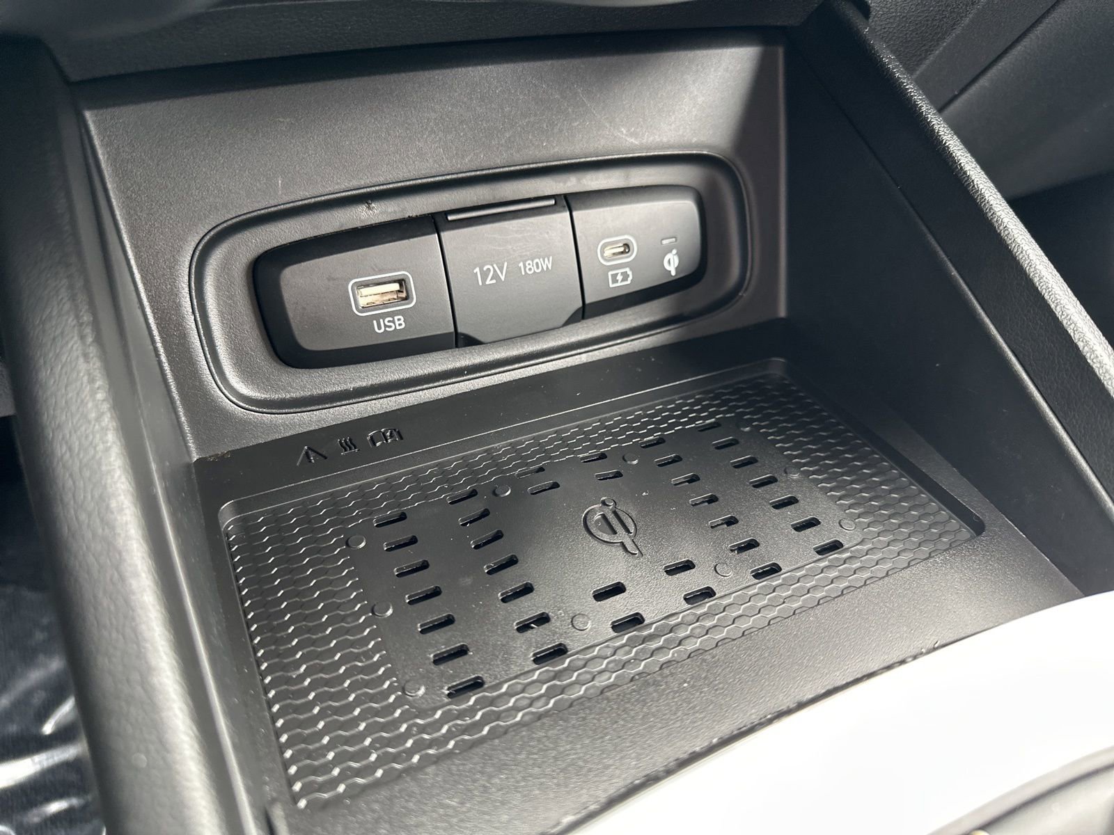 Used 2023 Hyundai Venue Limited FWD image 47