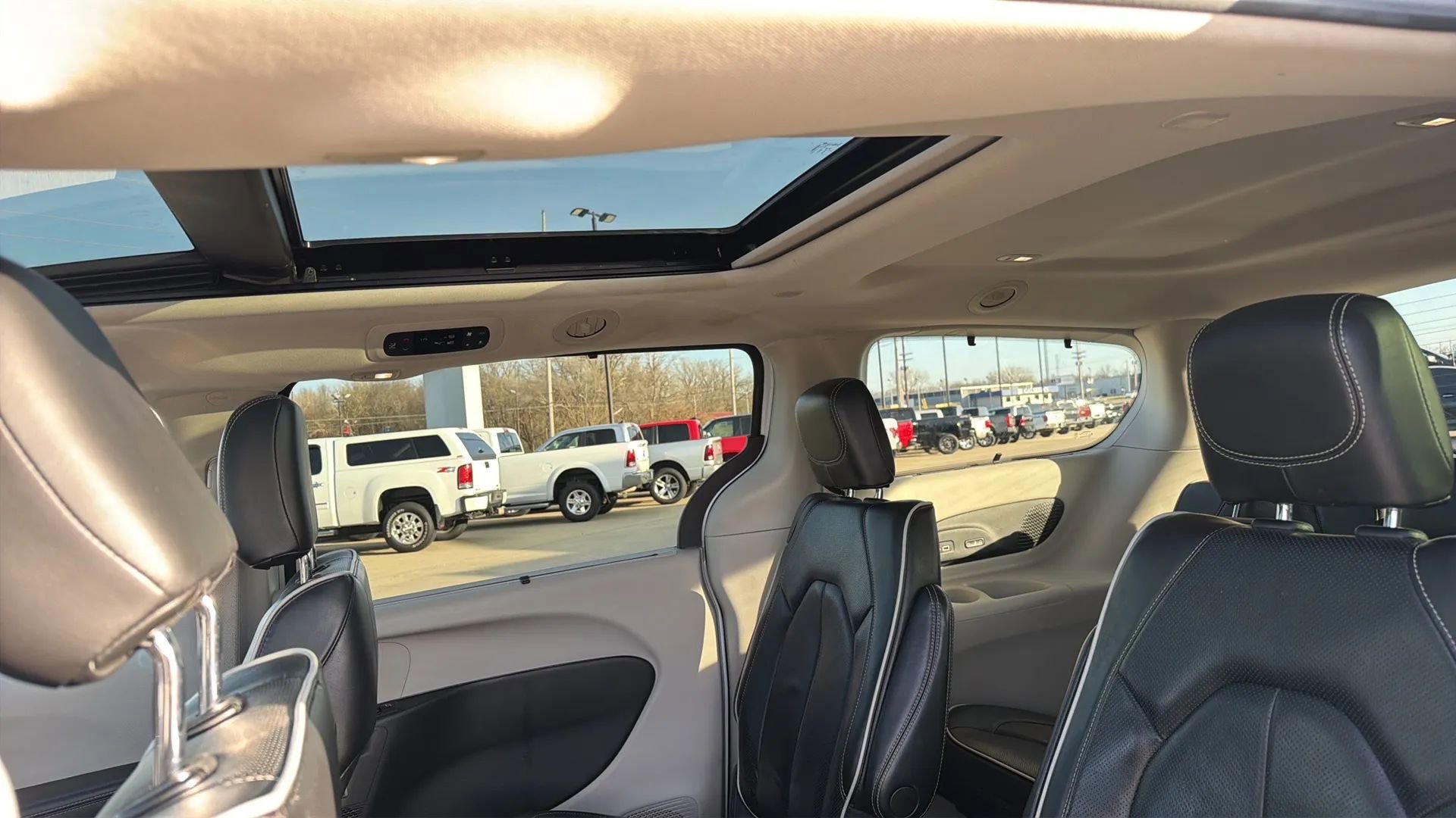 Used 2022 Chrysler Pacifica Limited image 44