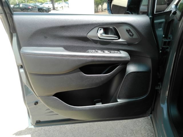 Used 2025 Chrysler Pacifica Select FWD image 13