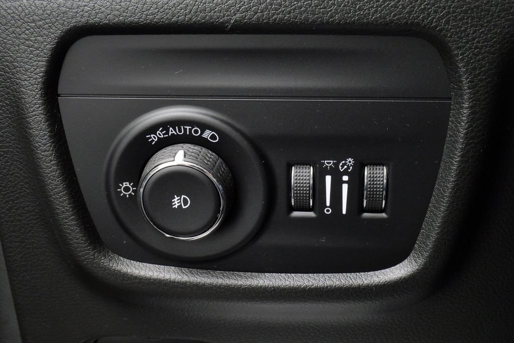 Used 2021 Jeep Grand Cherokee L Summit w/ Luxury Tech Group V AWD/4WD image 27