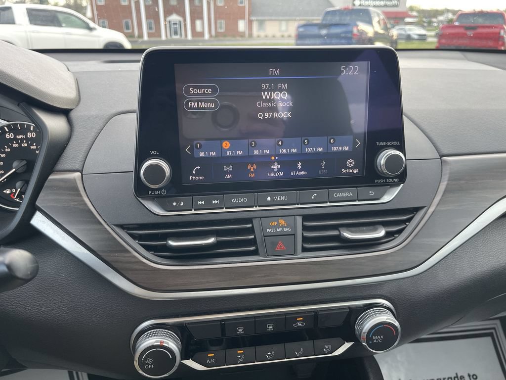 Used 2024 Nissan Altima 2.5 SV FWD image 16