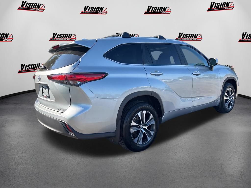Used 2023 Toyota Highlander XLE AWD/4WD image 5