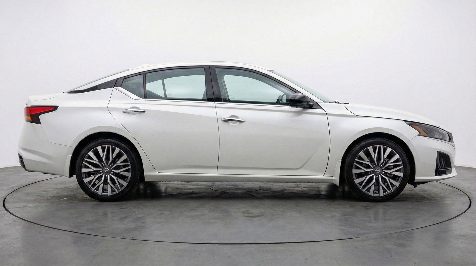 Used 2025 Nissan Altima 2.5 SV image 11
