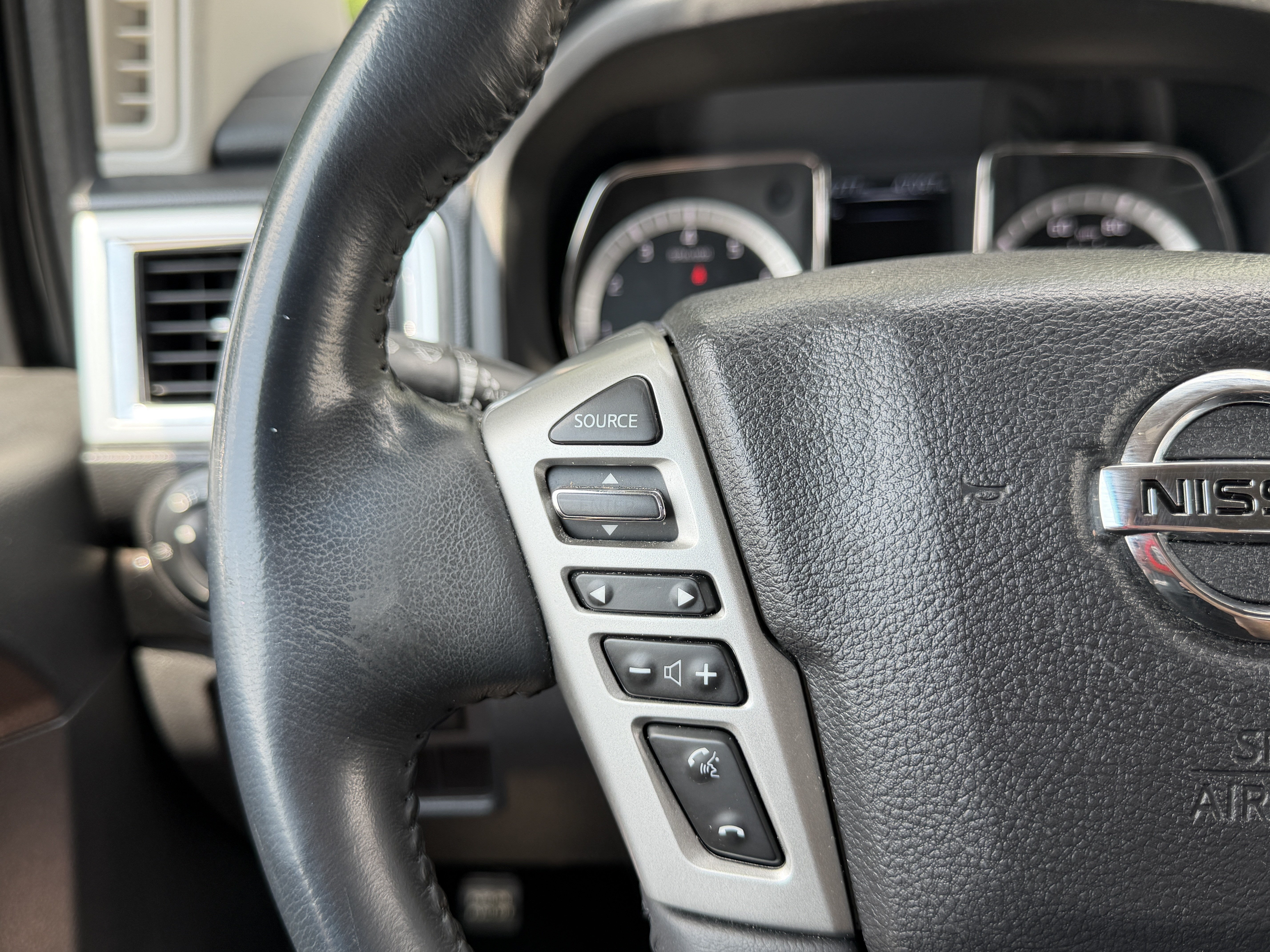 Used 2017 Nissan Titan SV RWD image 17