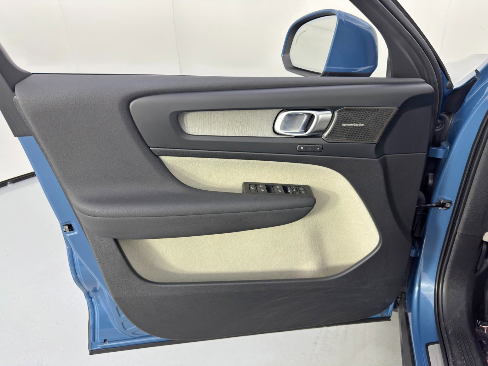 Used 2023 Volvo XC40 B5 Ultimate image 43