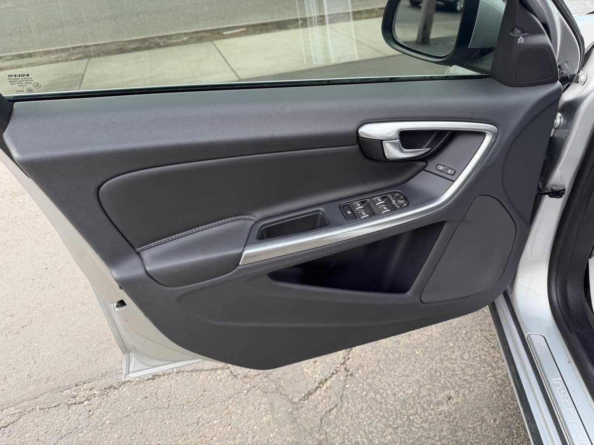 Used 2017 Volvo S60 T5 Inscription image 11