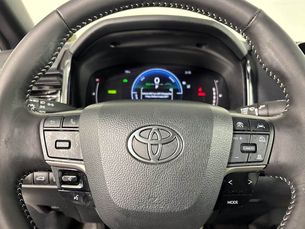 Used 2025 Toyota Camry SE w/ Convenience Package image 14