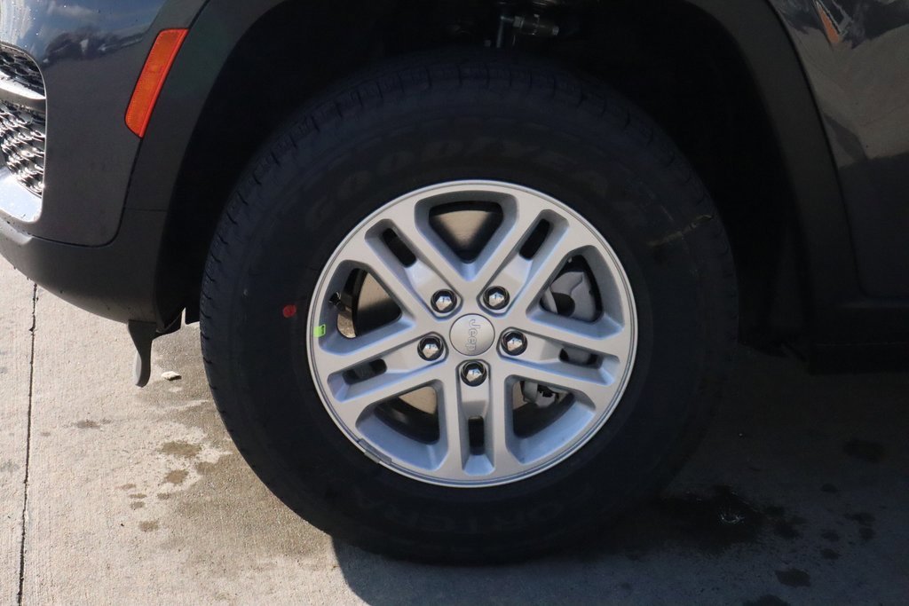 New 2025 Jeep Grand Cherokee Laredo w/ Luxury Tech Group I image 17