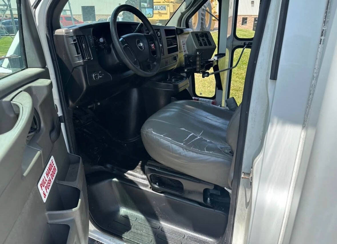 Used 2009 Chevrolet Express 3500 RWD image 13