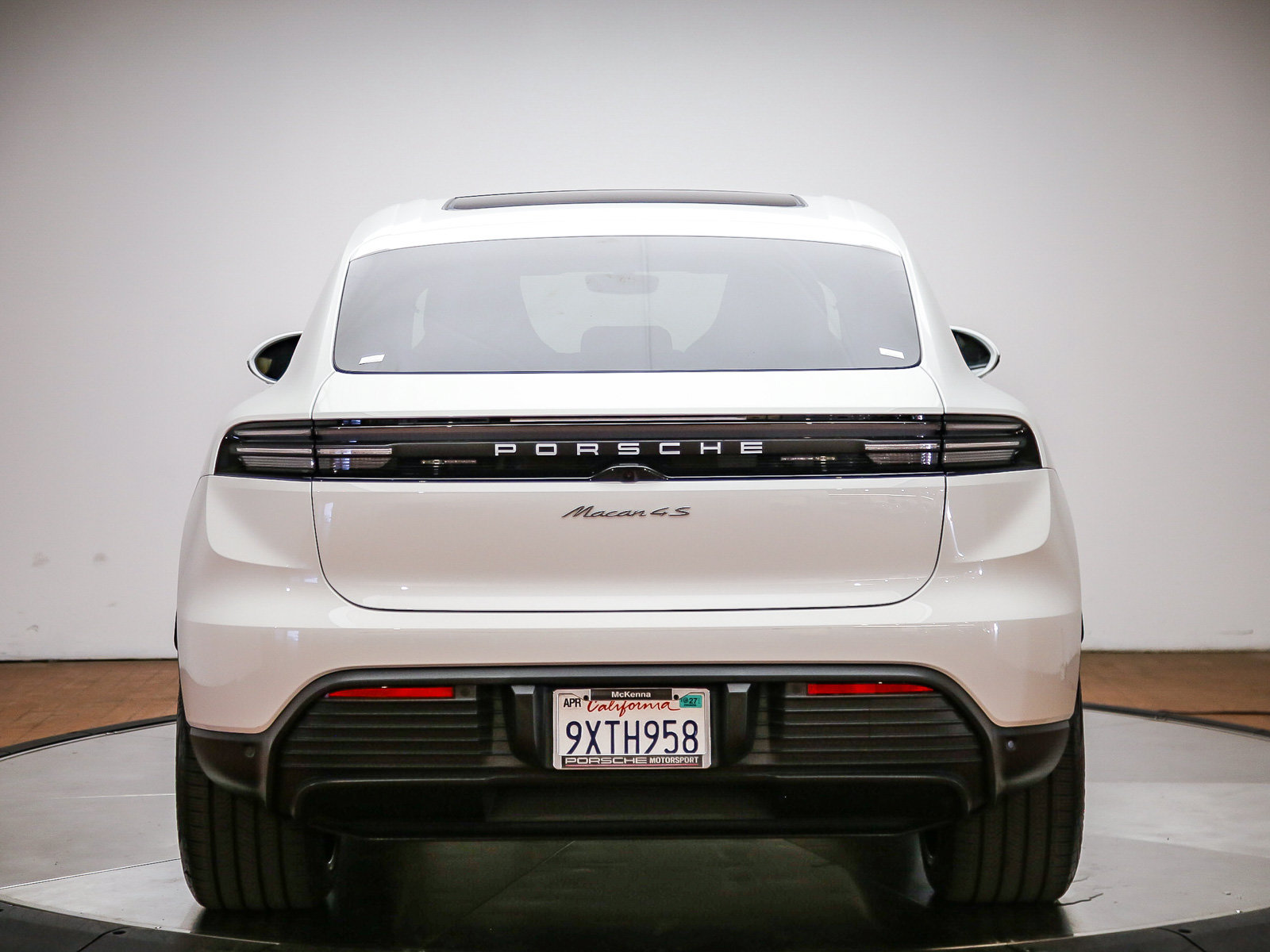 Certified 2025 Porsche Macan 4S Electric AWD/4WD image 6