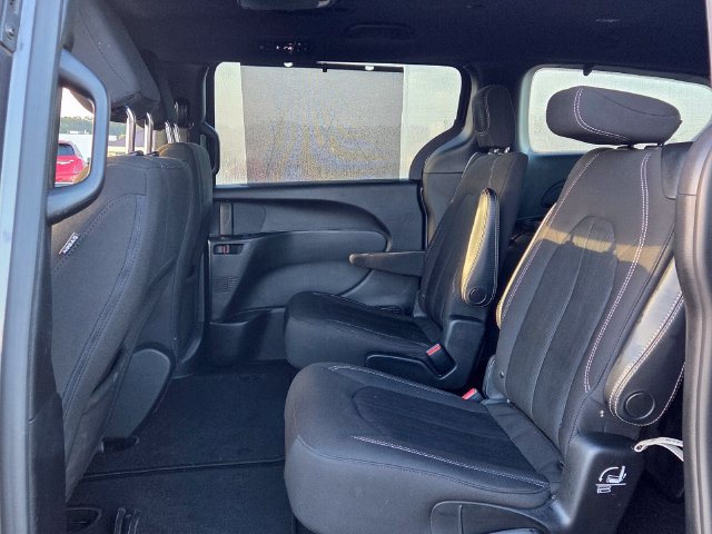 Used 2021 Chrysler Pacifica Touring w/ S Appearance Package FWD image 13