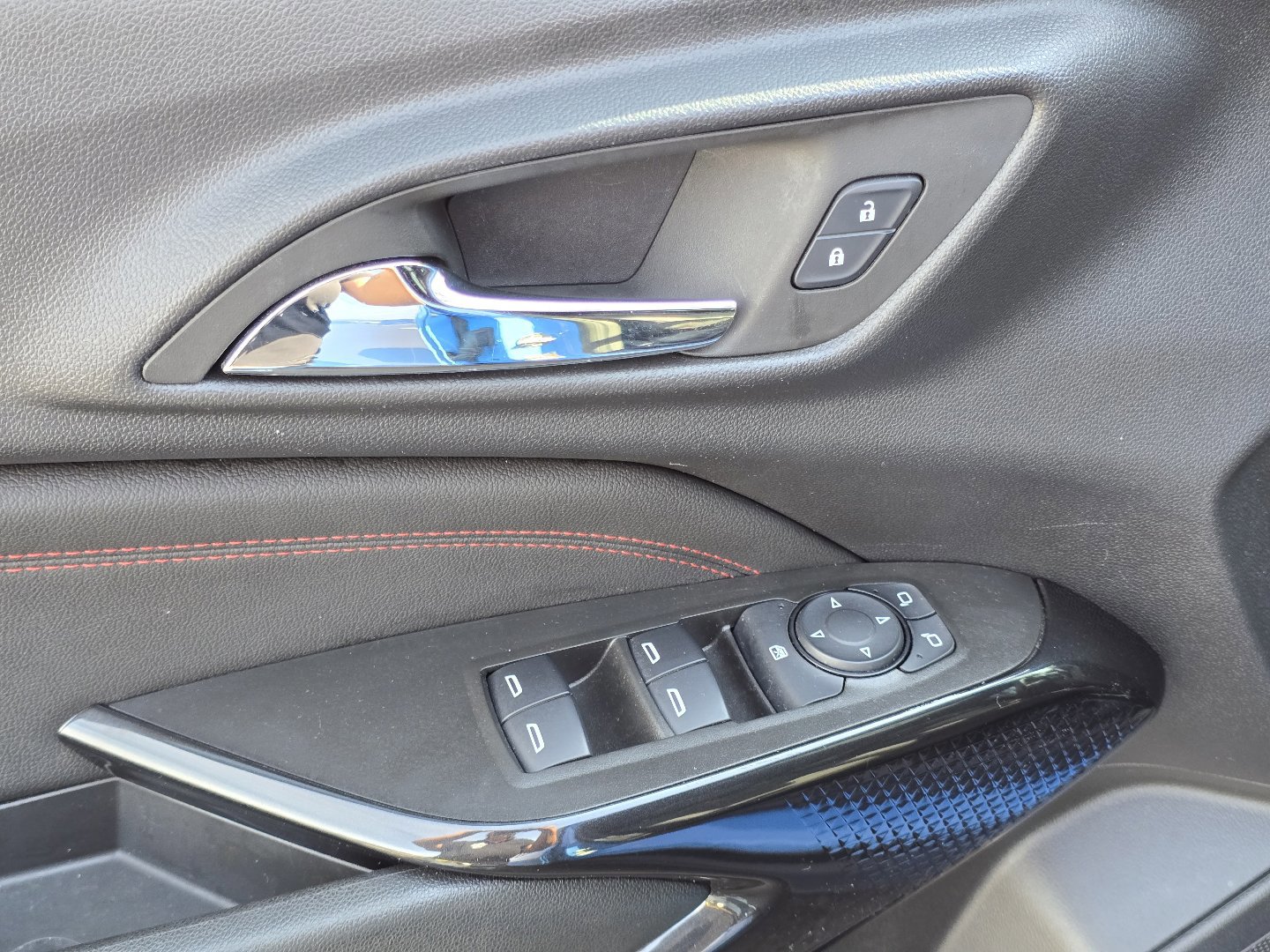 Used 2024 Chevrolet Trax RS w/ Sunroof Package FWD image 29