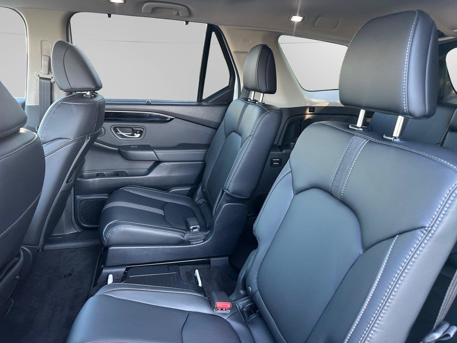 Used 2025 Honda Pilot Touring image 12