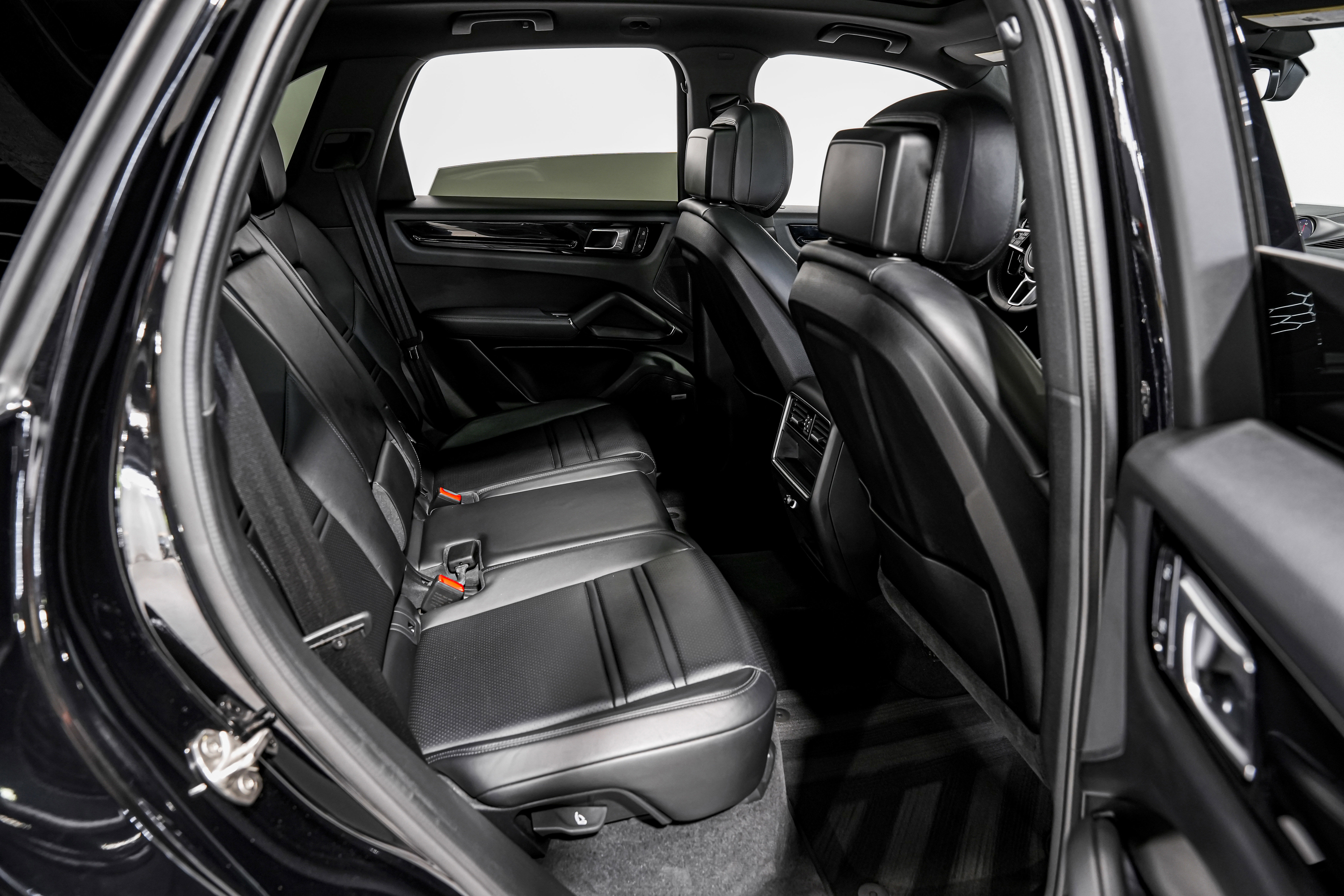 Used 2022 Porsche Cayenne S image 28