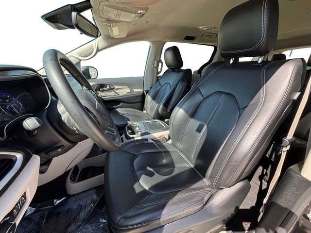 Used 2023 Chrysler Pacifica Touring-L image 11