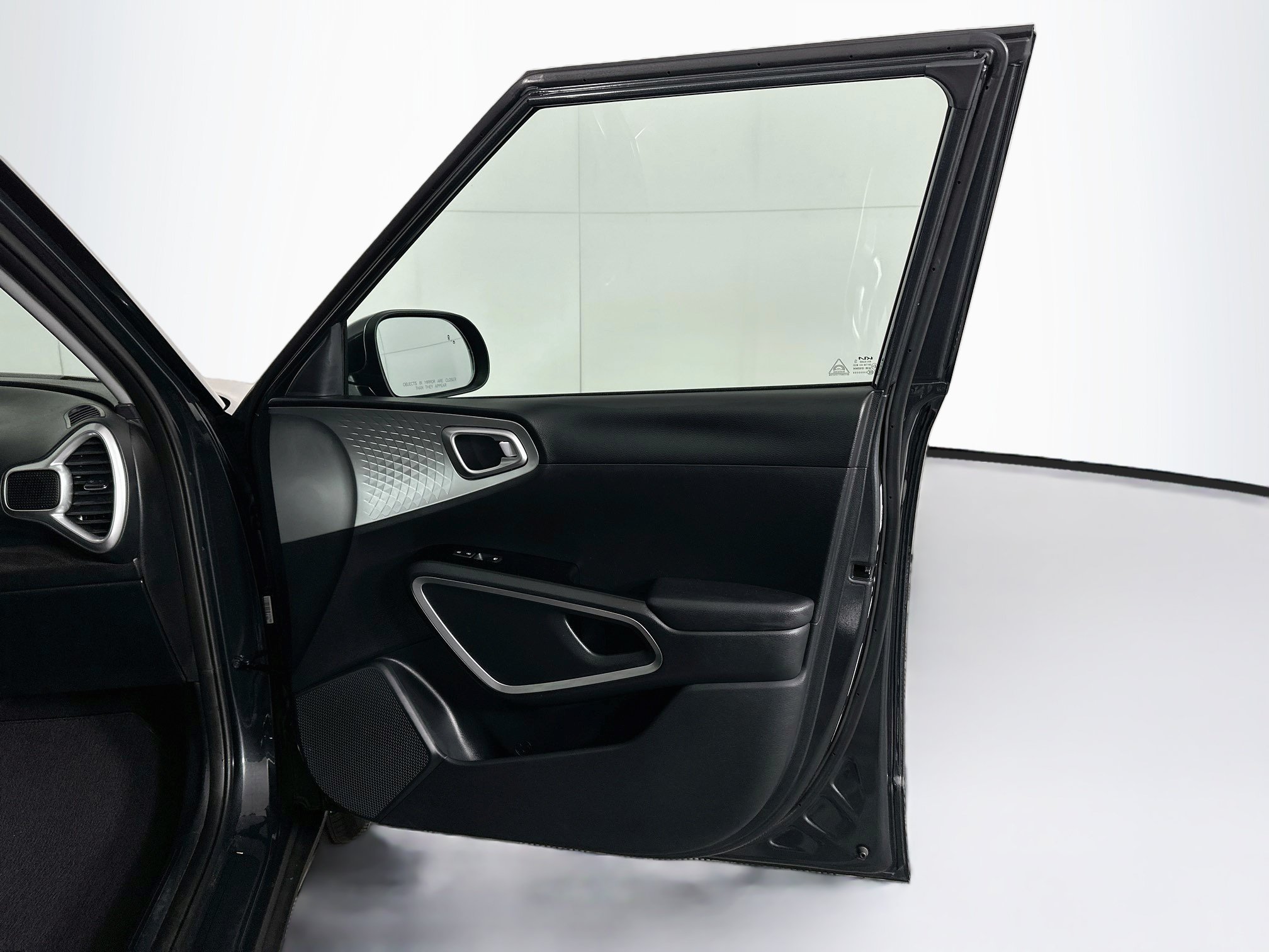 Used 2025 Kia Soul LX w/ LX Technology Package FWD image 30