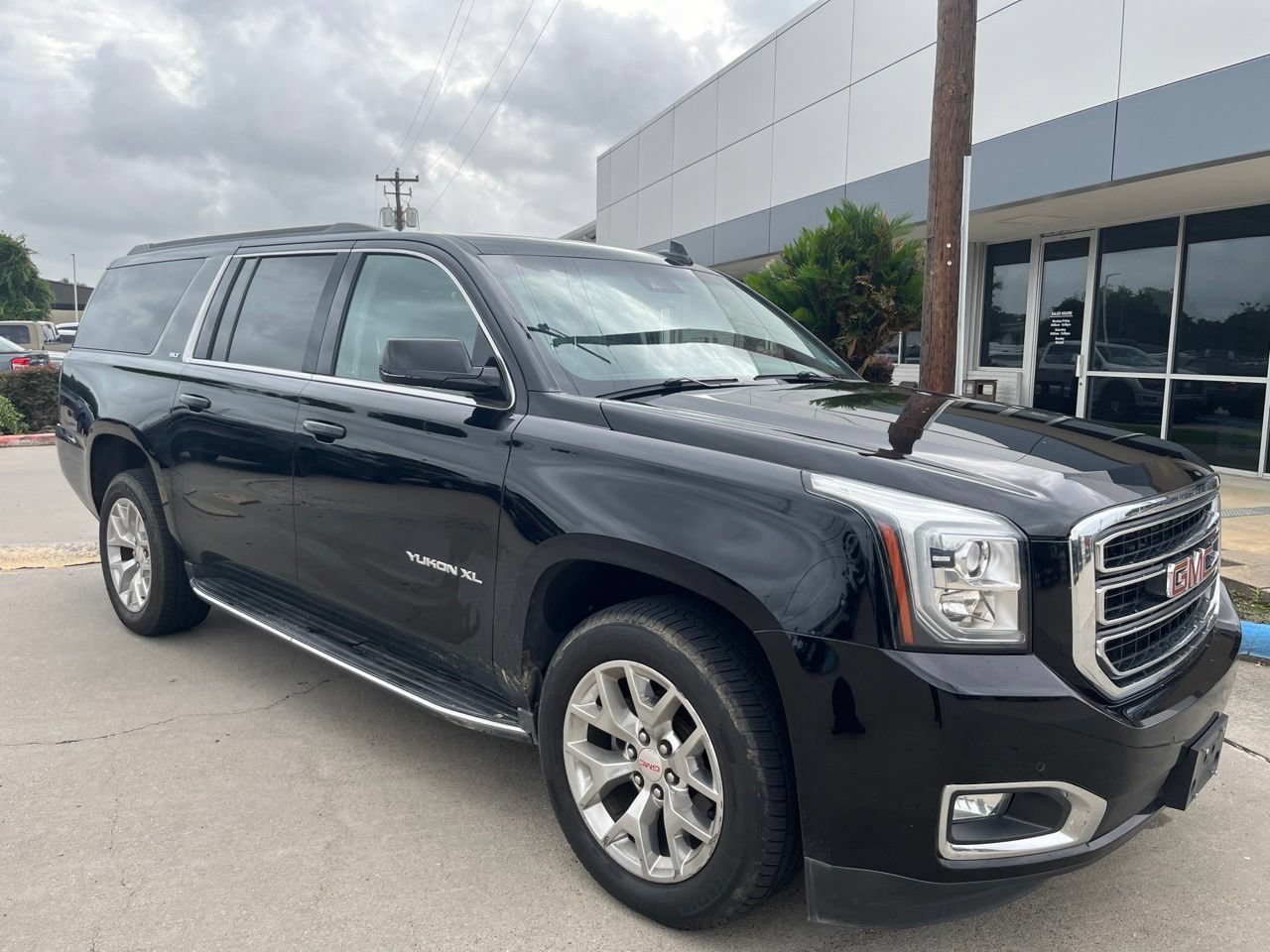 Used 2017 GMC Yukon XL SLT w/ Open Road Package AWD/4WD image 10
