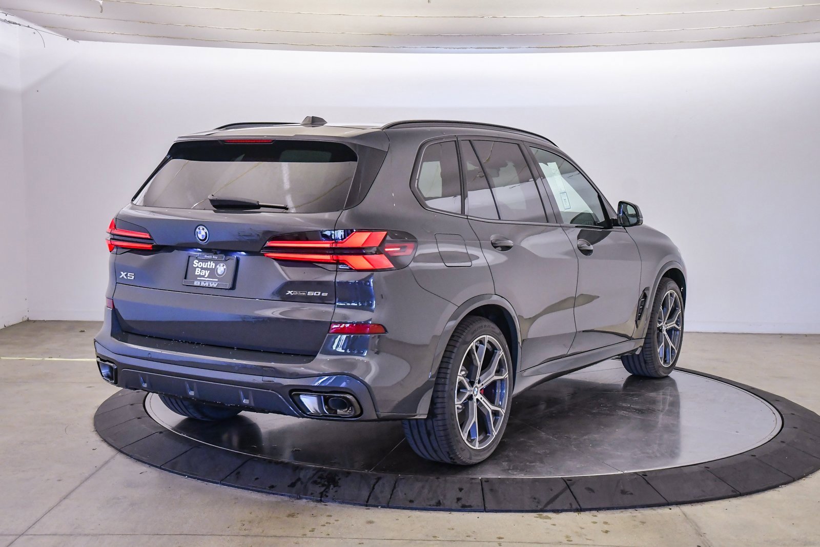 New 2026 BMW X5 xDrive50e w/ M Sport Package image 4