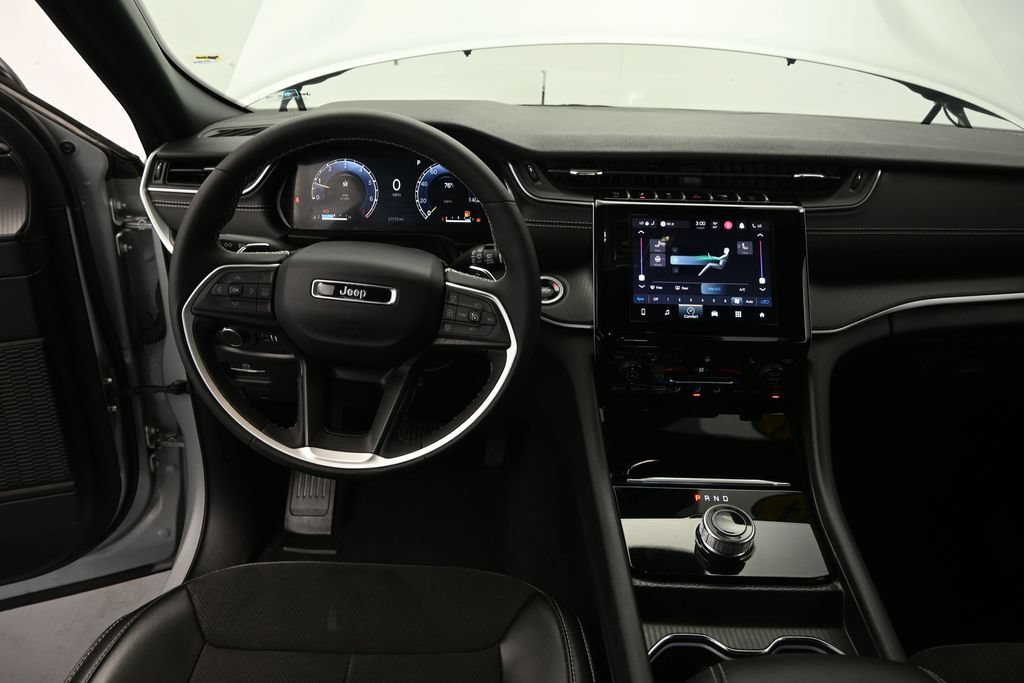 Used 2024 Jeep Grand Cherokee Altitude RWD image 21