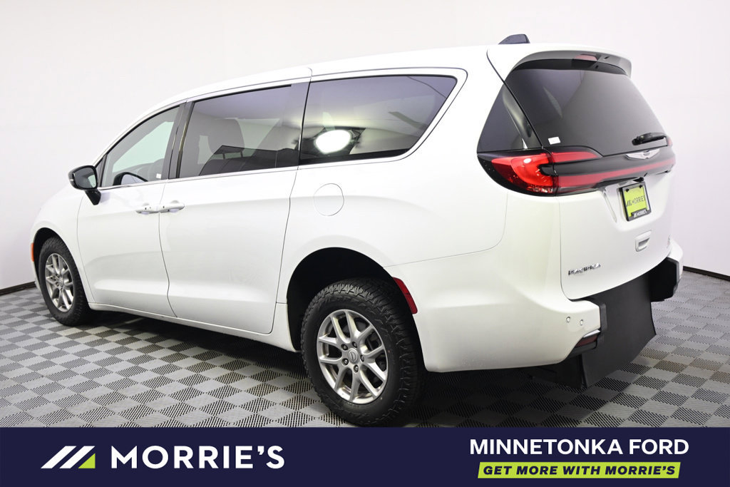 Used 2026 Chrysler Pacifica Select FWD image 4
