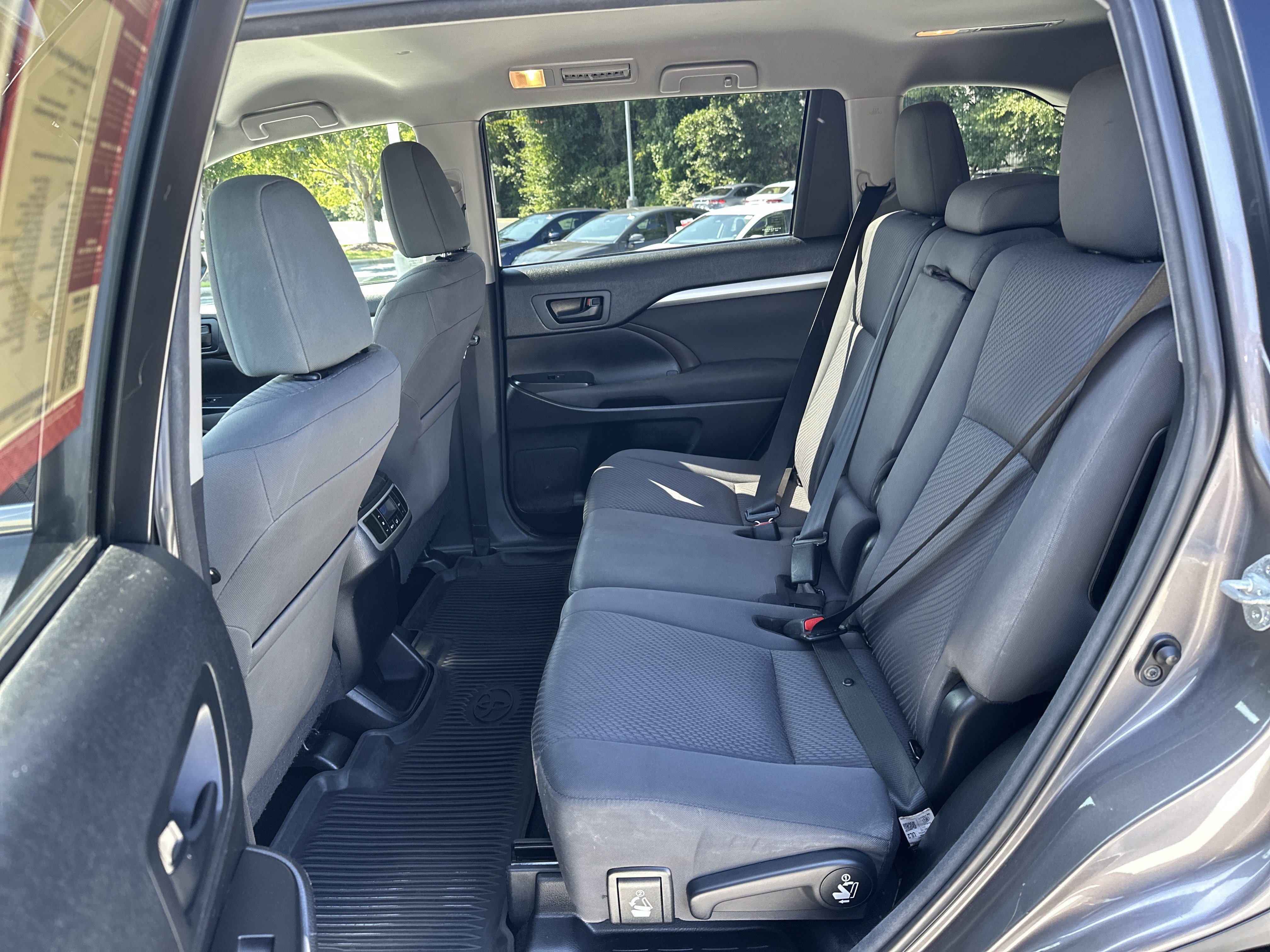 Used 2017 Toyota Highlander LE FWD image 31