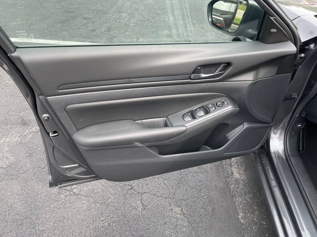 Used 2024 Nissan Altima 2.5 S FWD image 6