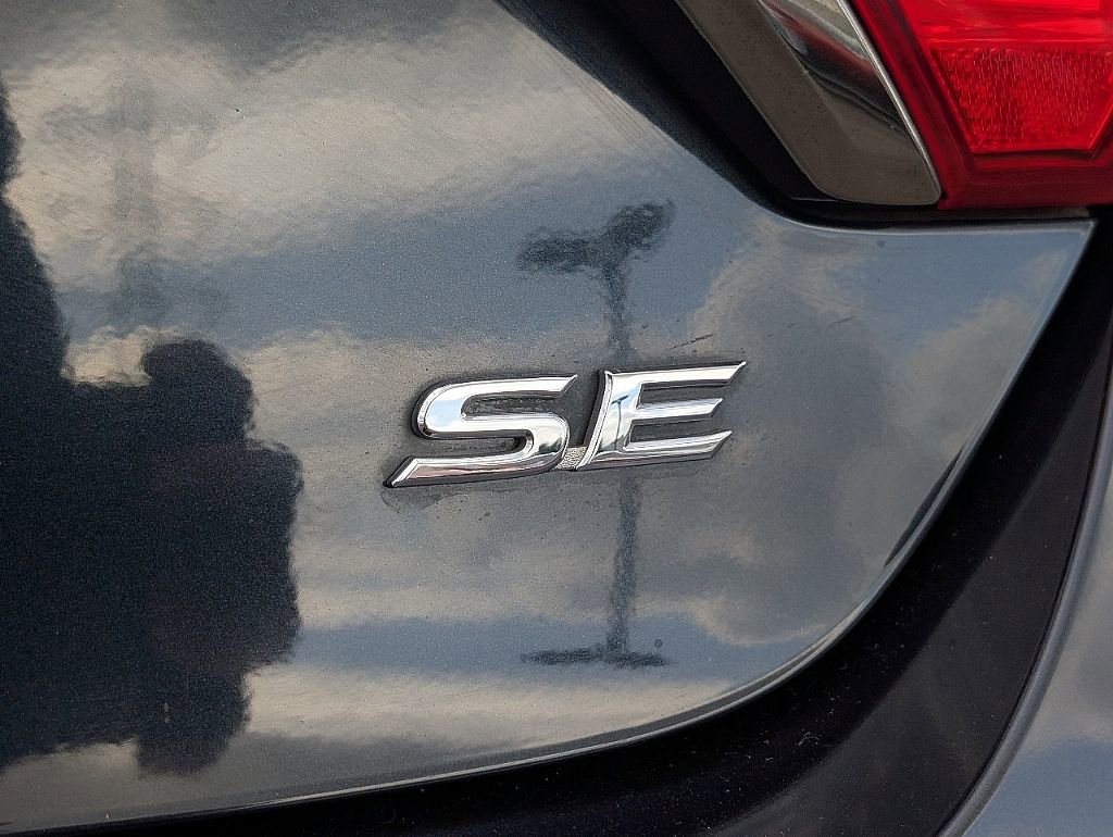 Used 2016 Toyota Camry SE image 11