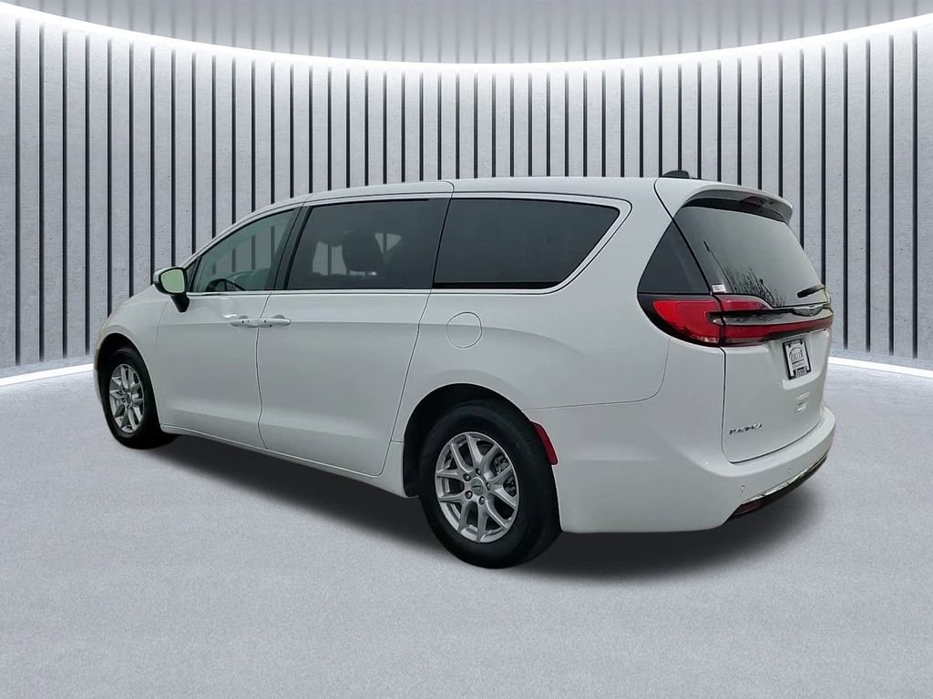 Used 2023 Chrysler Pacifica Touring-L image 12