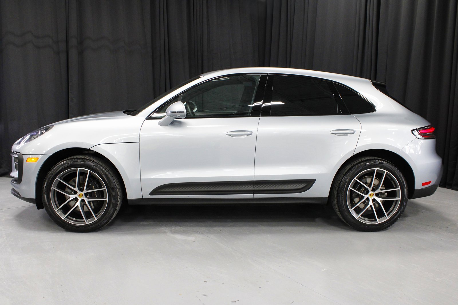 Certified 2025 Porsche Macan image 2