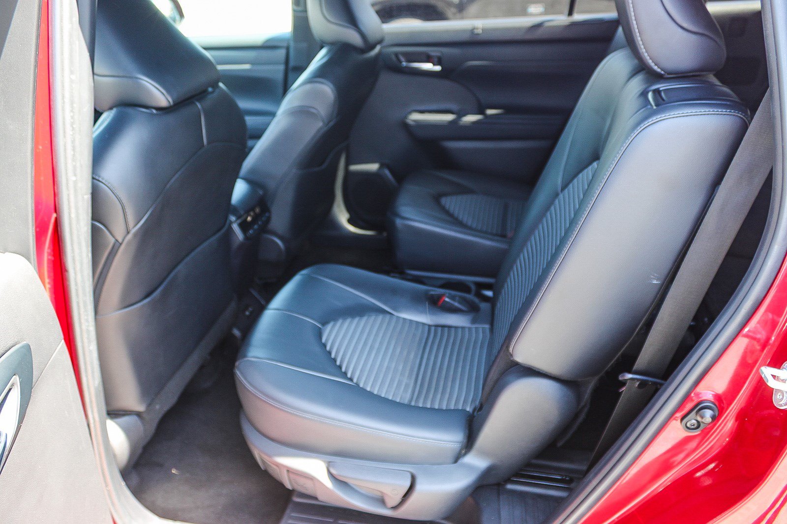 Used 2024 Toyota Highlander XSE FWD image 19