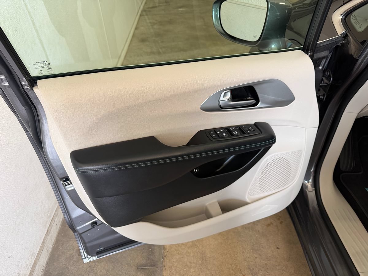 Used 2017 Chrysler Pacifica Touring Plus FWD image 27