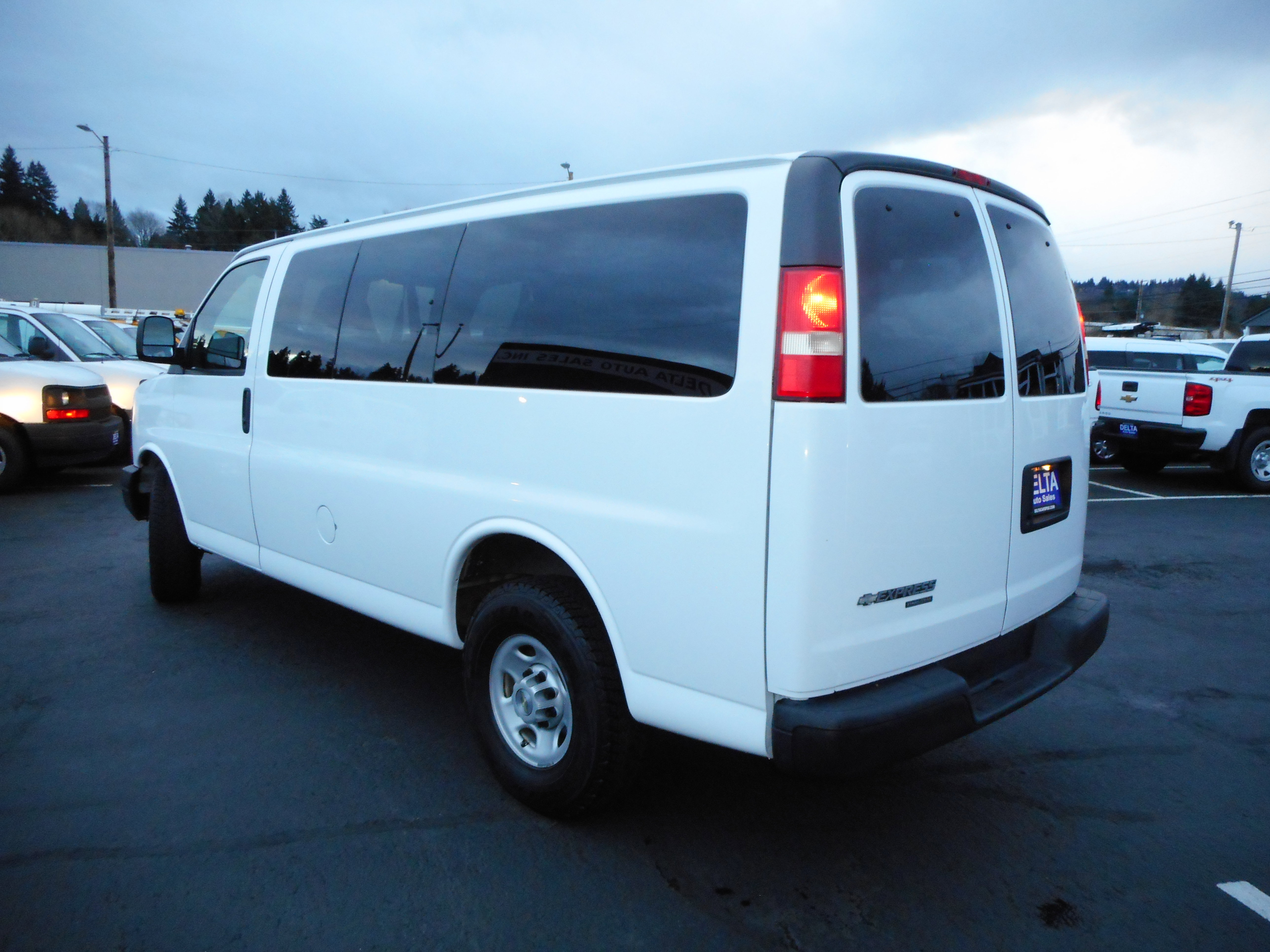Used 2008 Chevrolet Express 3500 Passenger image 9