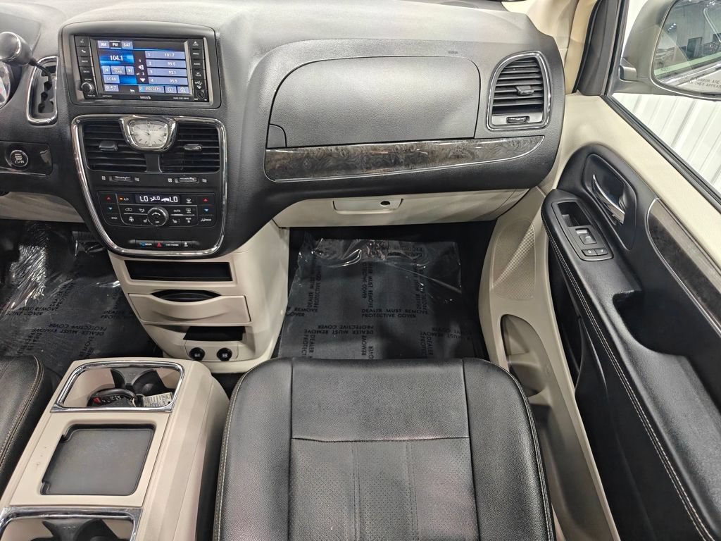 Used 2016 Chrysler Town & Country Touring-L FWD image 25
