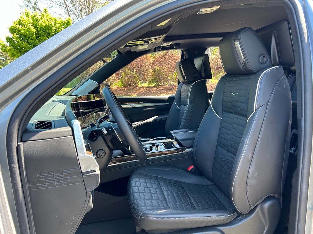 Used 2025 Cadillac Escalade Sport Platinum w/ LPO, Floor Liner Package AWD/4WD image 46