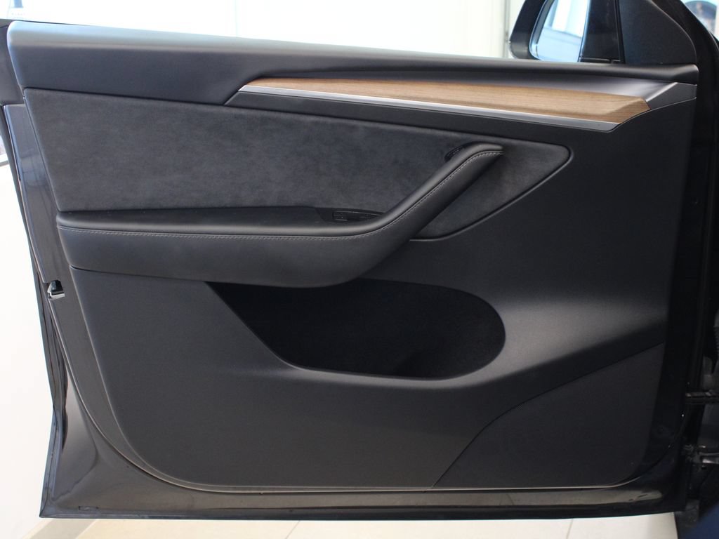 Used 2025 Tesla Model Y Long Range RWD image 11