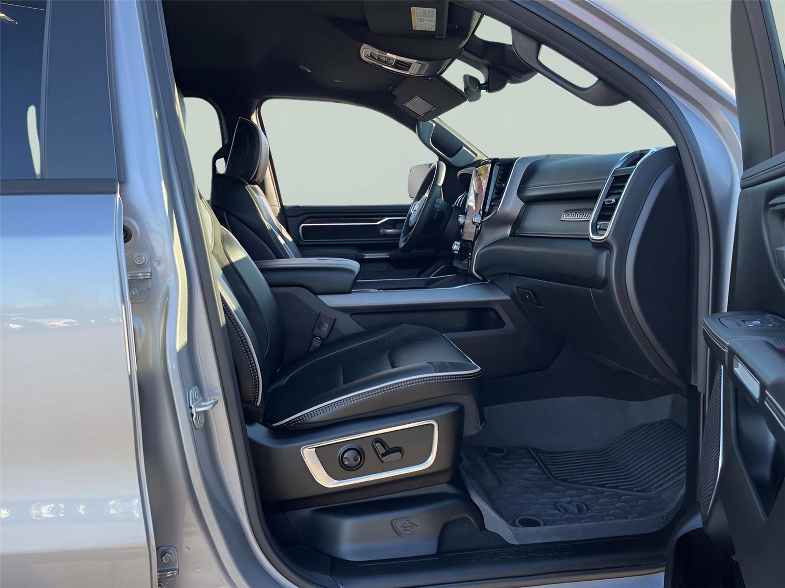 Used 2025 RAM 1500 Laramie w/ Sport Appearance Package image 34