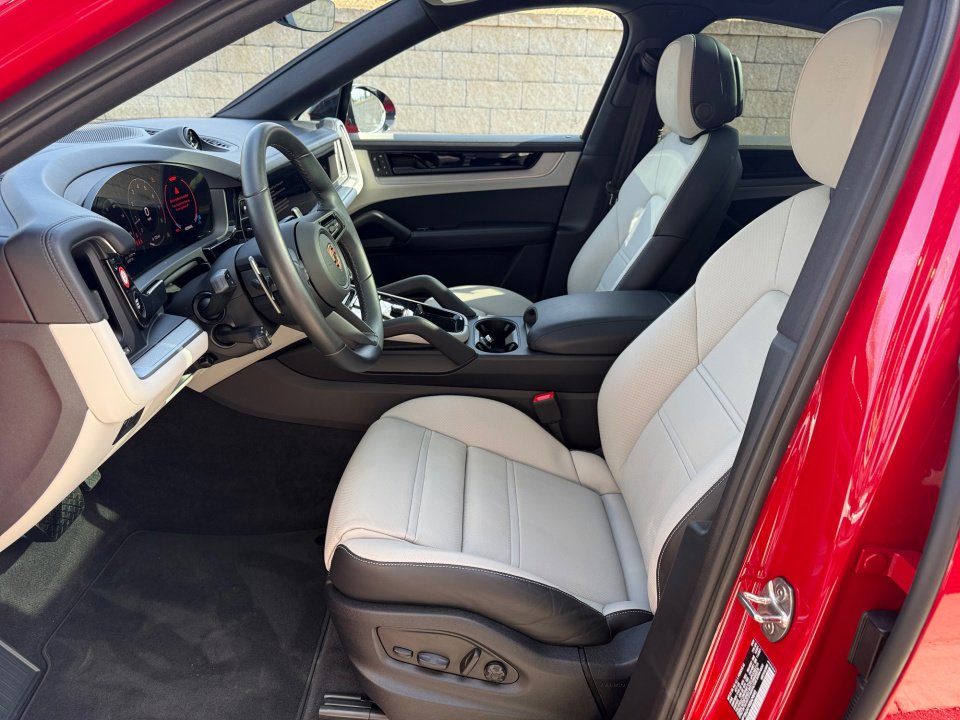 Certified 2025 Porsche Cayenne Coupe image 5