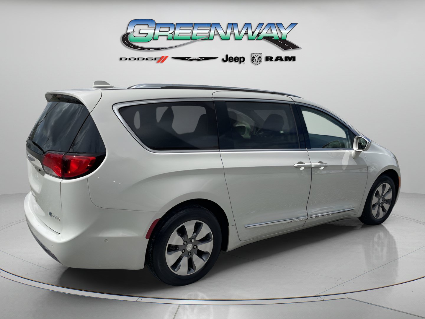 Used 2017 Chrysler Pacifica Platinum FWD image 4