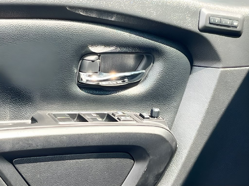 Used 2022 Nissan Titan PRO-4X w/ Pro-4x Convenience Package AWD/4WD image 18