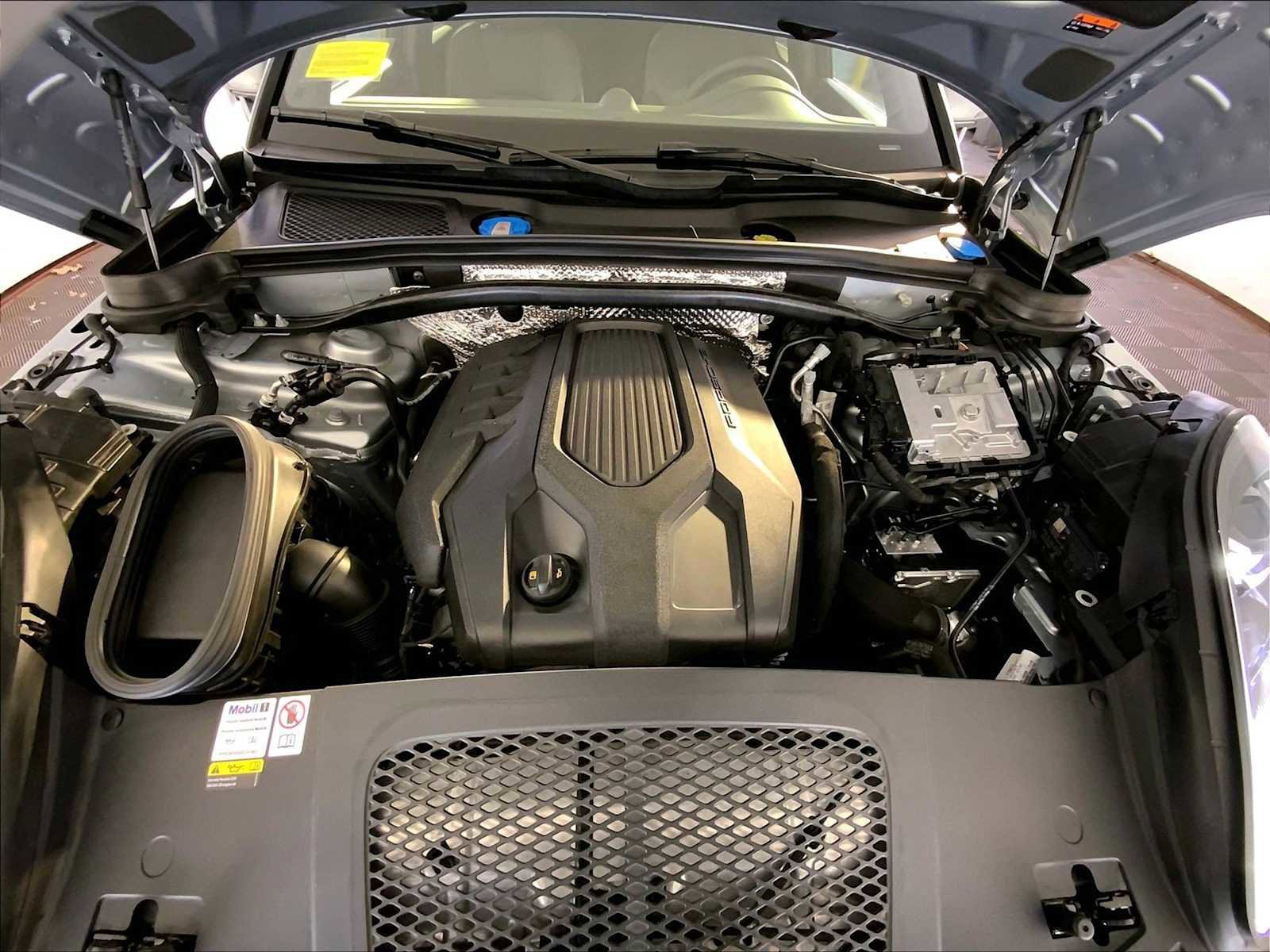 Used 2023 Porsche Macan image 32