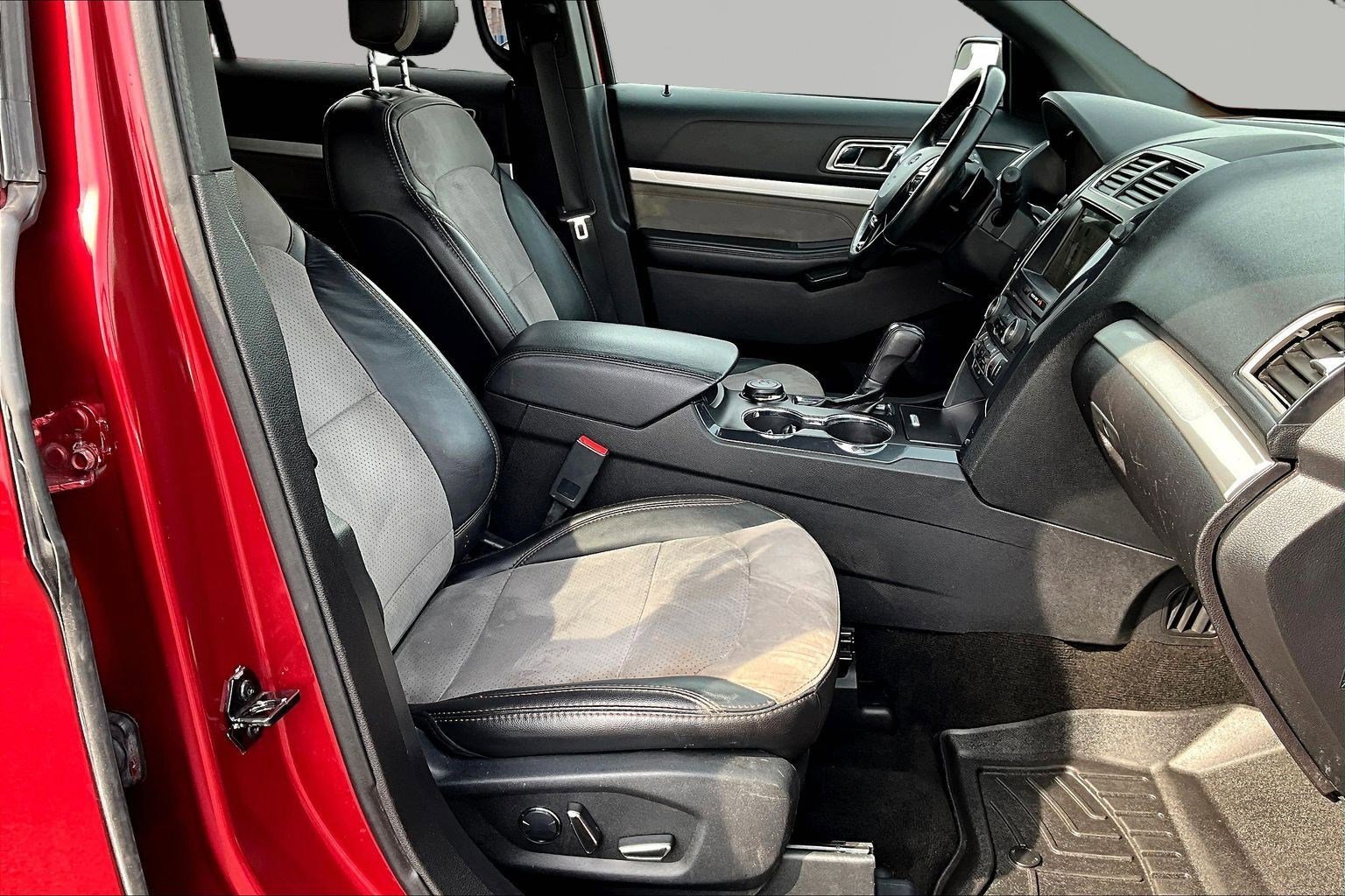 Used 2017 Ford Explorer XLT w/ Equipment Group 202A image 31