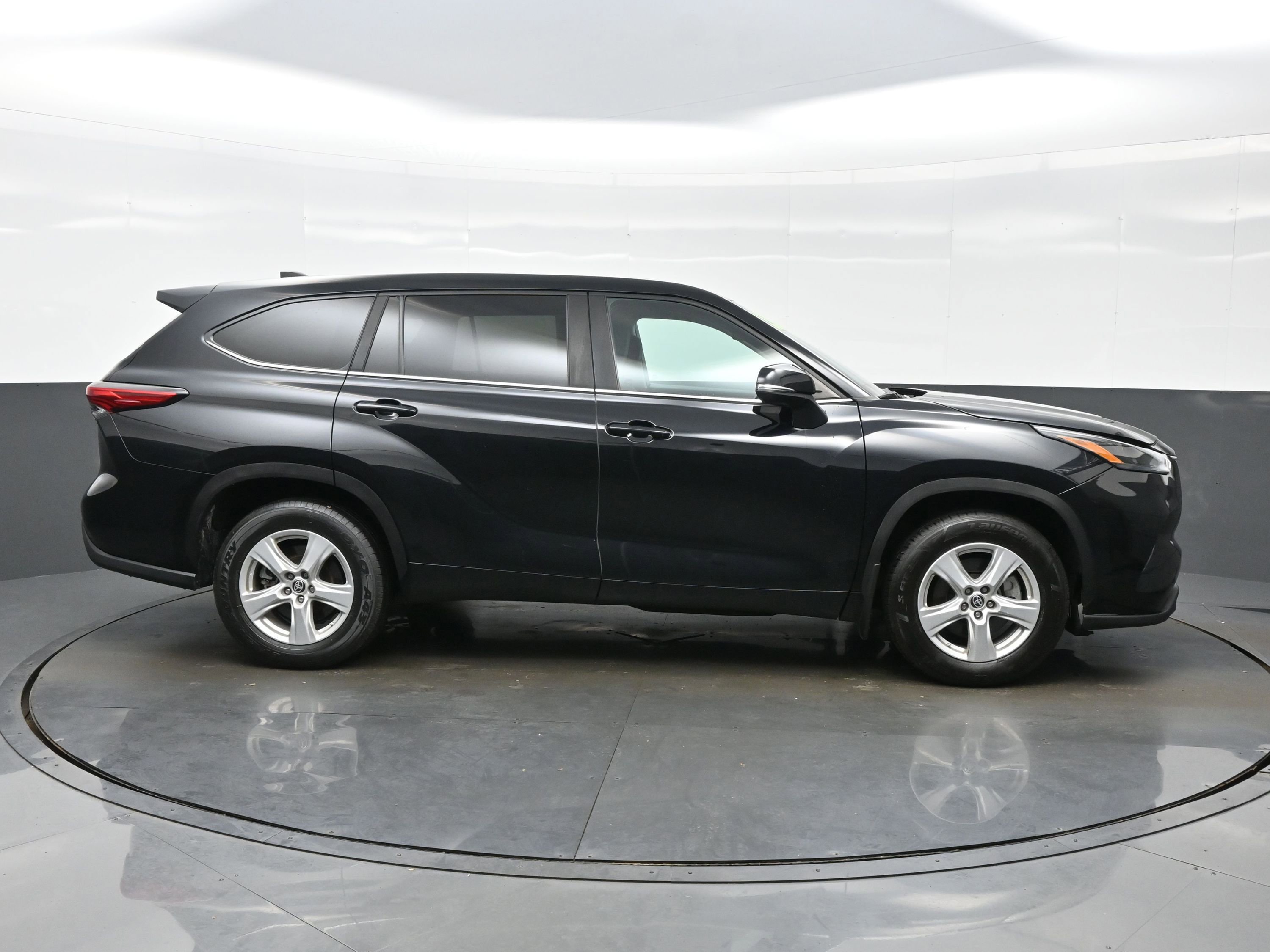 Used 2023 Toyota Highlander LE AWD/4WD image 7