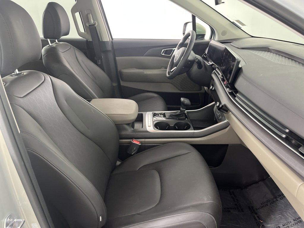 Used 2025 Kia Carnival EX image 30