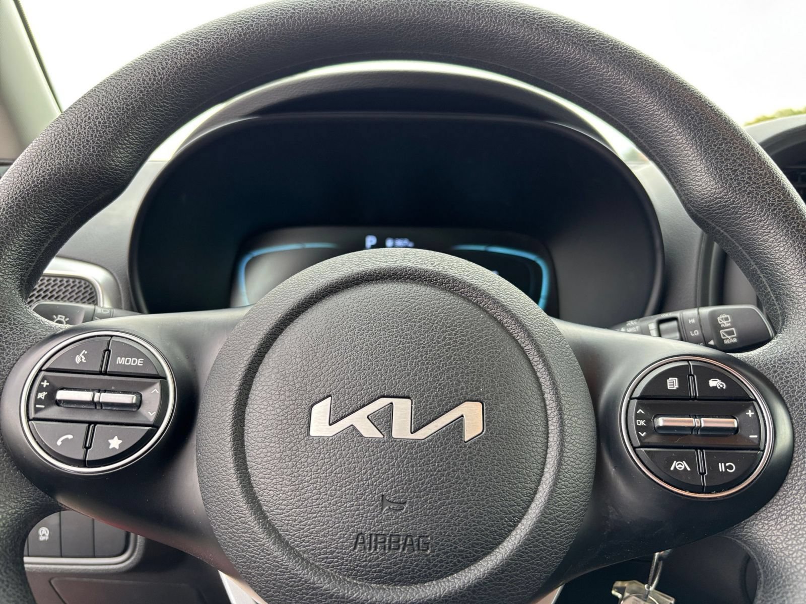 Used 2025 Kia Soul LX w/ LX Technology Package FWD image 25