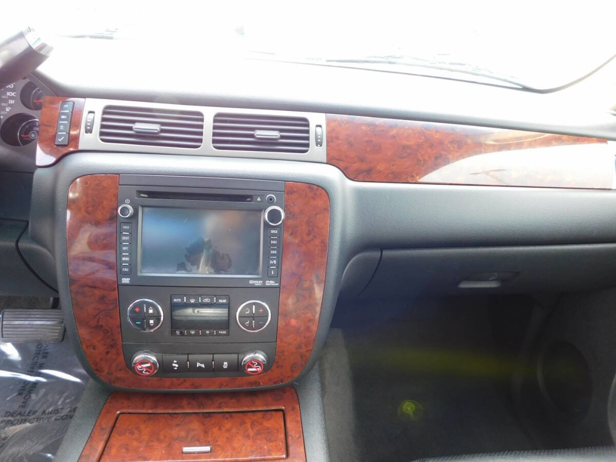 Used 2014 Chevrolet Suburban LTZ image 10